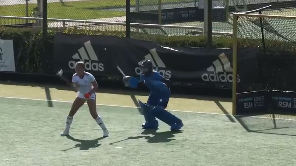 Spektakuläres Hockeytor durch Heber von Lena Frerichs