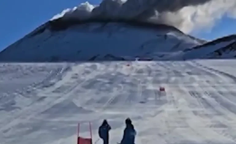 Italienische Skifahrer trainieren in der Nähe eines aktiven Vulkans