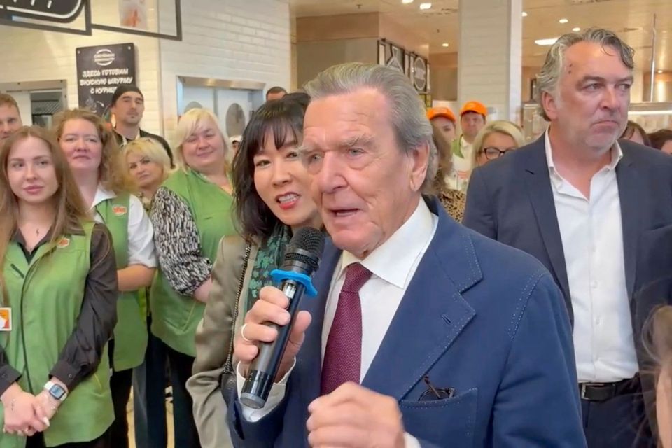 Schröder umgeht Sanktionen durch Beratervertrag