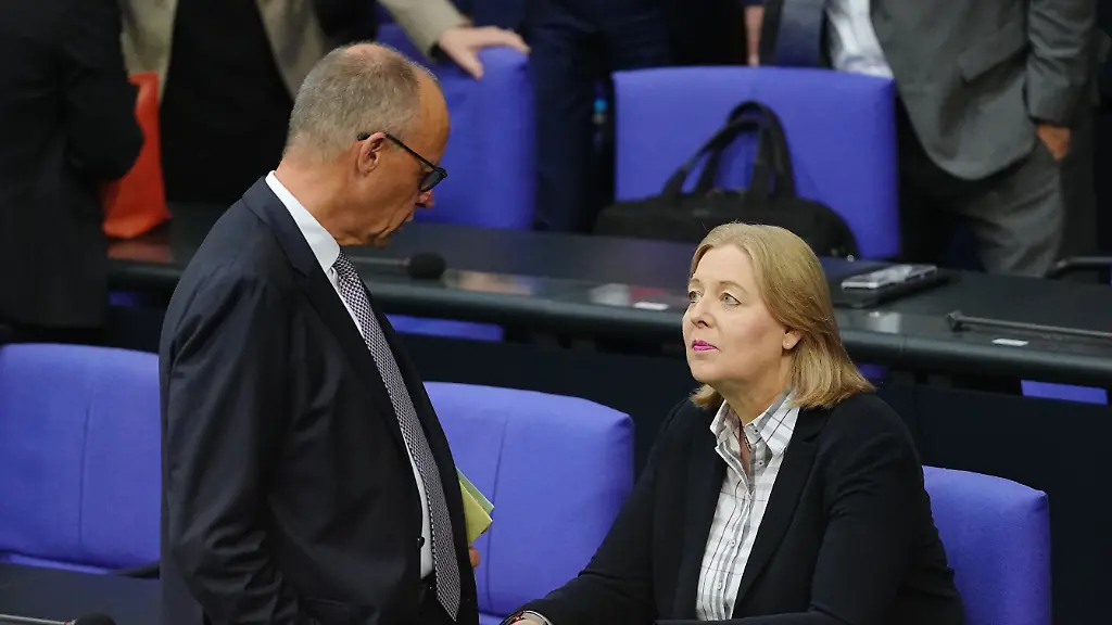 Bas unter Druck: Angriffe und Reformkrise