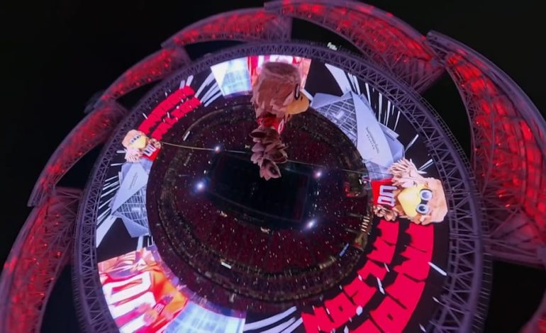 Spektakulärer Stunt des Atlanta Falcons Maskottchens