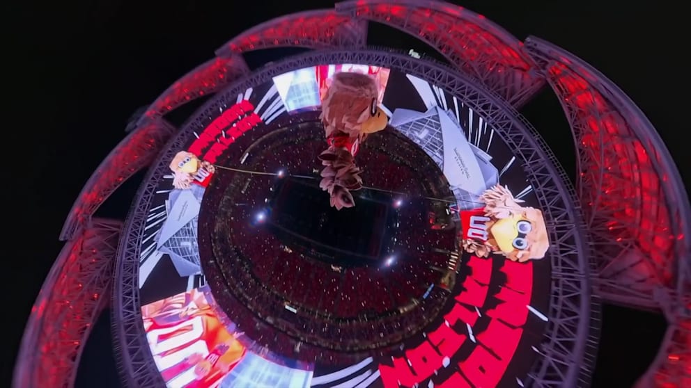 Spektakulärer Stunt des Atlanta Falcons Maskottchens