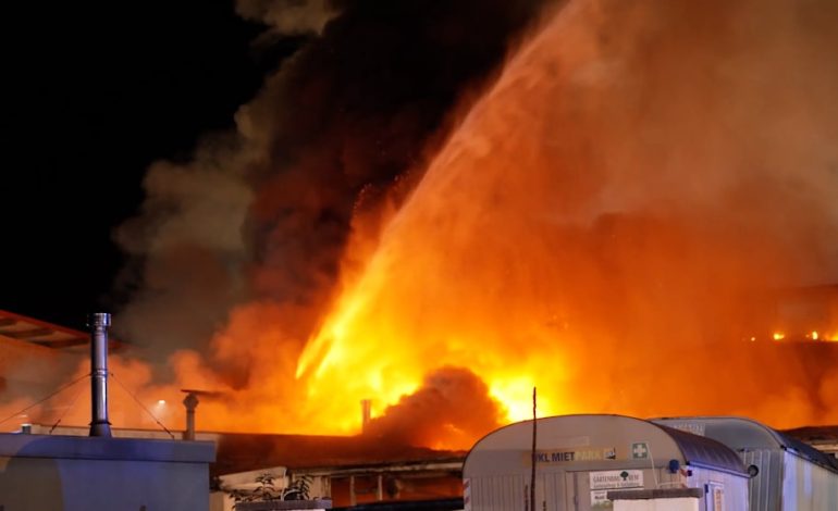 Großbrand in Schwerte-Westhofen: Einsatzkräfte im Kampf gegen Flammen