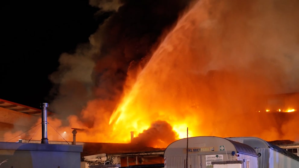 Großbrand in Schwerte-Westhofen: Einsatzkräfte im Kampf gegen Flammen