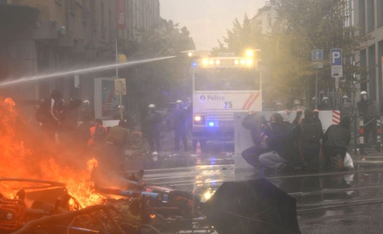 Ausschreitungen in Brüssel: Polizei setzt Wasserwerfer ein