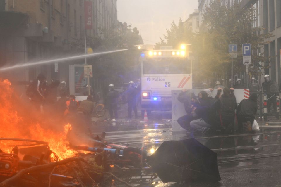 Ausschreitungen in Brüssel: Polizei setzt Wasserwerfer ein