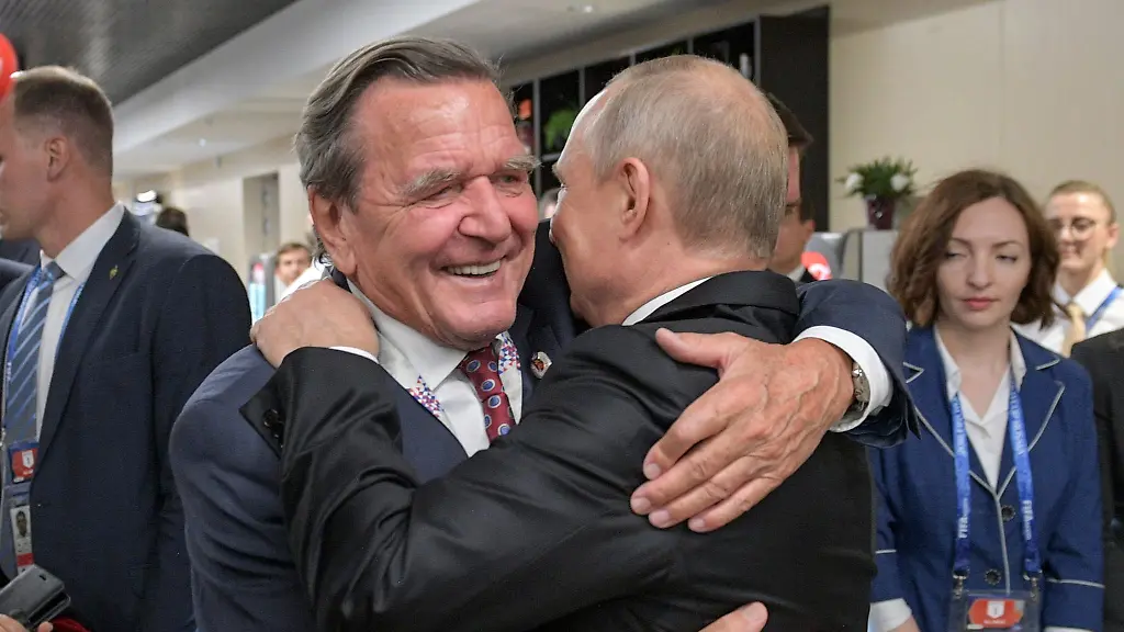 SPD-Landeschefs fordern Parteiausschluss von Ex-Kanzler Schröder nach Putin-Besuch